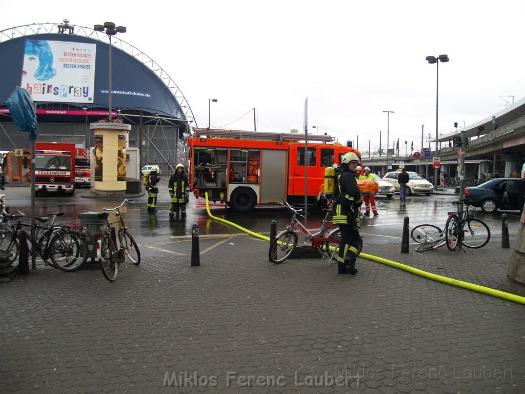 Halogenlampe durchgebrannt Koeln Hauptbahnhof P01.JPG